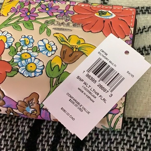 Coach floral leather snap wallet NWT